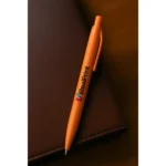 Pix eco portocaliu realizat din paie de grau personalizat cu logo obiect promotional sustenabil pentru companii moderne