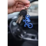 Breloc desfăcător de sticle bicicletă albastru personalizat, prins la chei auto, utilizare reală în context zilnic