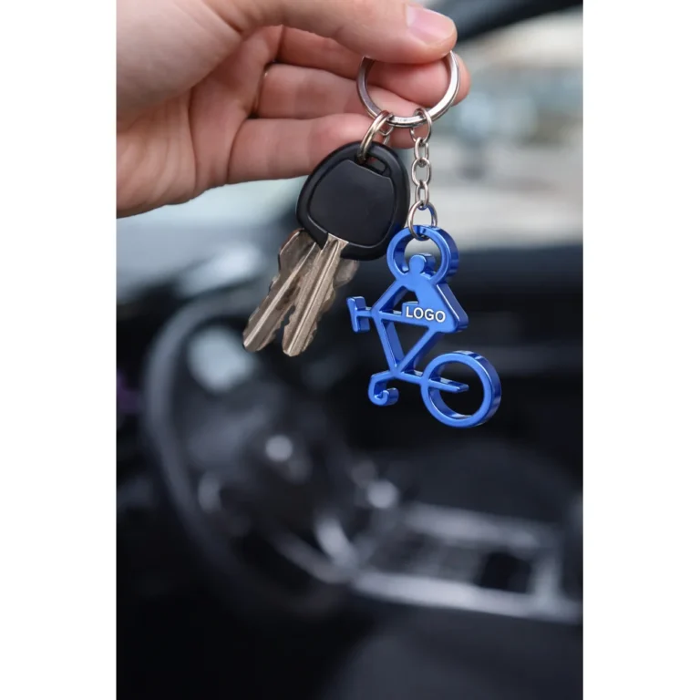 Breloc desfăcător de sticle bicicletă albastru personalizat, prins la chei auto, utilizare reală în context zilnic