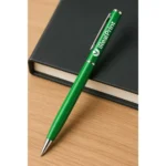 Pix aluminiu slim verde personalizat cu logo utilizat în campanii promoționale business