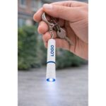 Breloc cu lanternă LED albastru personalizat folosit la chei, imagine lifestyle în mână cu lumină activă pentru utilizare zilnică