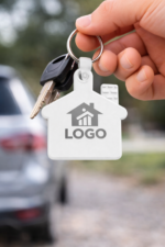 Breloc promoțional alb în formă de casă folosit la chei, imagine lifestyle ce evidențiază utilizarea zilnică și aspectul neutru
