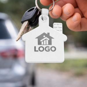 Breloc promoțional alb în formă de casă folosit la chei, imagine lifestyle ce evidențiază utilizarea zilnică și aspectul neutru