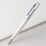Prim-plan pix metalic slim alb personalizat cu logo, detaliu branding pe corpul pixului promoțional utilizat în mediul business