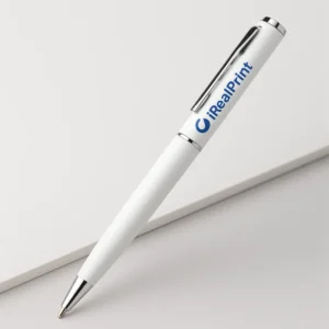 Prim-plan pix metalic slim alb personalizat cu logo, detaliu branding pe corpul pixului promoțional utilizat în mediul business