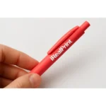 Pix bambus Foxy roșu utilizat pentru scrierea notițelor în cadrul unei întâlniri, pix promoțional eco personalizat cu logo pentru evenimente și branding corporate