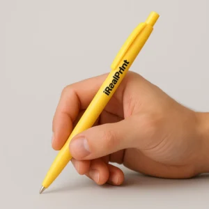 Pix bambus Foxy galben personalizat cu logo companie aplicat pe corpul pixului, prim-plan obiect promoțional eco pentru branding corporate