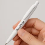 Pix bambus Foxy alb personalizat cu logo companie aplicat pe corpul produsului, prim-plan pix promoțional eco pentru branding corporate