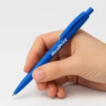 Pix bambus Foxy albastru navy personalizat cu logo companie aplicat pe corpul produsului, prim-plan pix promoțional eco pentru branding profesional