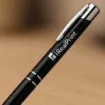 Pix metalic aluminiu Hello negru cu logo companie aplicat pe corpul produsului, prim-plan pix promoțional metalic premium pentru branding vizibil și imagine profesională
