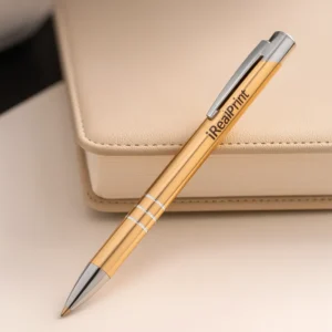 Pix metalic aluminiu personalizat Hello auriu așezat pe agendă pe birou, pix promoțional metalic elegant pentru branding corporate și utilizare profesională zilnică