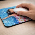 Mouse pad dreptunghiular personalizat cu fotografie color imprimată, utilizat cu mouse optic pe birou pentru control precis și mișcare fluidă