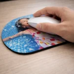 Mouse pad rotund personalizat cu fotografie imprimată utilizat cu mouse optic, suprafață textilă pentru mișcare precisă și confort la birou