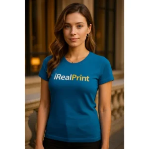 Model feminin purtând tricou damă personalizat albastru cu logo imprimat, apariție elegantă ce evidențiază croiala feminină și contrastul designului