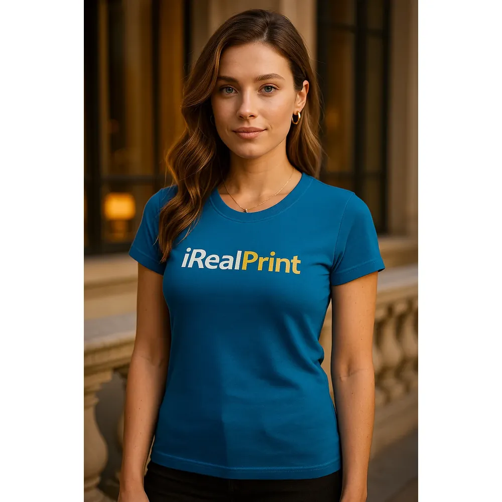 tricou-dama-albastru-personalizat-portret-stil-elegant Model feminin purtând tricou damă personalizat albastru cu logo imprimat, apariție elegantă ce evidențiază croiala feminină și contrastul designului