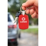 Breloc din plastic roșu personalizat utilizat pe chei auto, accesoriu promoțional cu inel metalic și logo vizibil pentru branding zilnic