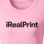 Detaliu logo iRealPrint aplicat prin transfer termic pe tricou damă personalizat roz, evidențiind claritatea personalizării și textura materialului