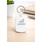 Breloc din plastic personalizat alb folosit pe chei auto, accesoriu promoțional cu inel metalic și personalizare vizibilă pentru utilizare zilnică și branding constant
