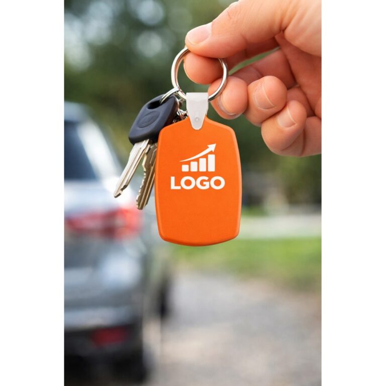 Breloc din plastic personalizat portocaliu folosit pe chei auto, accesoriu promoțional cu inel metalic și prezență vizuală puternică pentru campanii active