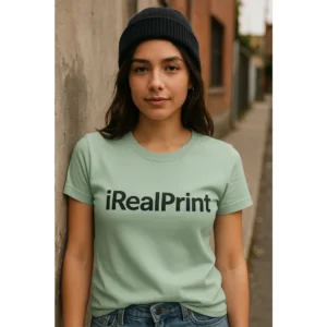Tricou damă personalizat sage prezentat din perspectivă trei sferturi pentru evidențierea croielii feminine și a materialului