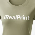 Detaliu personalizare logo iRealPrint aplicat prin transfer termic alb pe tricou damă personalizat kaki deschis, evidențiind claritatea și contrastul printului