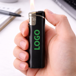 Brichetă slim neagră personalizată cu logo verde aprinsă și ținută în mână, imagine de utilizare reală pe birou modern, produs promoțional pentru expunere naturală a brandului.