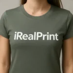 Detaliu personalizare logo iRealPrint aplicat prin transfer termic negru pe tricou damă personalizat gri ardezie, evidențiind claritatea și contrastul printului