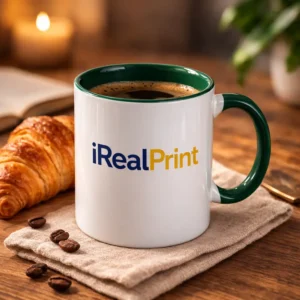 Cană personalizată cu interior verde brad iRealPrint umplută cu cafea într-un cadru de mic dejun cu croissant, evidențiind atmosfera caldă și utilizarea zilnică a produsului