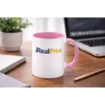 Cană personalizată cu interior roz pastel iRealPrint umplută cu cafea într-un cadru de mic dejun cu croissant, evidențiind atmosfera caldă și utilizarea zilnică a produsului