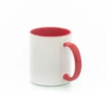 Cană personalizată cu interior roșu cherry prezentată pe fundal alb minimalist, evidențiind forma ceramică, mânerul colorat și suprafața ideală pentru personalizare