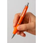 Pix plastic personalizat Elipse portocaliu cu logo aplicat pe corpul produsului, prim-plan pix promoțional pentru branding vizibil și obiecte promoționale personalizate