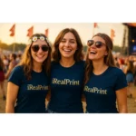 Grup de femei purtând tricouri damă personalizate albastru nocturn la festival în aer liber, exemplu de utilizare pentru echipe, evenimente și branding vizibil