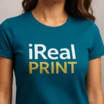 Detaliu personalizare logo pe tricou damă albastru petrol realizată prin transfer termic, contrast clar și aspect profesional al imprimării