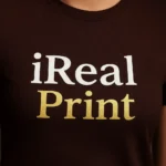 Tricou damă personalizat cafea fotografiat din perspectivă laterală pentru evidențierea croielii feminine și a materialului din bumbac