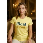 Detaliu personalizare logo iRealPrint aplicat prin transfer termic pe tricou damă personalizat galben lămâie, imprimare clară cu contrast puternic