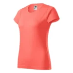 Tricou damă personalizat coral fotografiat din perspectivă laterală pentru evidențierea croielii feminine și a materialului din bumbac