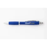 Pix plastic personalizat Elipse albastru navy cu logo companie aplicat pe corpul produsului, prim-plan pix promoțional pentru branding vizibil și obiecte publicitare corporate