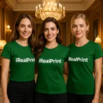 Grup de femei purtând tricouri damă personalizate verzi într-un interior elegant, exemplu de utilizare pentru echipe sau branding vizibil