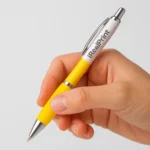 Detaliu pix promoțional Elipse galben personalizat cu logo iRealPrint, design ergonomic și suprafață ideală pentru branding