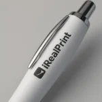 Pix plastic personalizat Elipse White alb văzut din lateral pe fundal neutru, pix promoțional din plastic personalizabil cu logo pentru campanii corporate și promoții business
