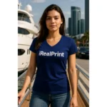 Femeie purtând tricou damă denim cu anchior în V personalizat într-un decor de port modern, stil casual elegant și apariție urbană