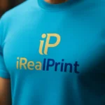 Detaliu close-up cu logo iRealPrint imprimat prin transfer termic pe tricou unisex turcoaz, evidențiind claritatea personalizării