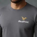 Detaliu bluză bărbați personalizată gri metalic cu logo iRealPrint aplicat prin transfer termic profesional pe bumbac premium