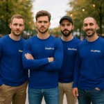Grup de bărbați purtând bluze personalizate albastru regal cu logo iRealPrint pentru identitate vizuală puternică și branding modern