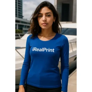 Model feminin purtând bluză personalizată albastru regal cu logo iRealPrint lângă port, look elegant și branding vizual clar