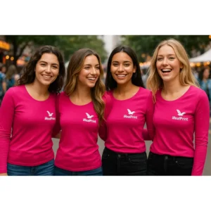 Grup de femei purtând bluze personalizate roz zmeură iRealPrint pentru identitate vizuală și branding feminin modern
