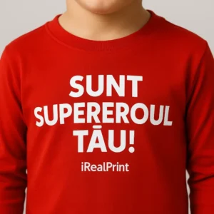 Detaliu bluză copii roșie cu mesaj Sunt Supereroul Tău imprimat prin transfer termic profesional