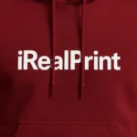 Detaliu hanorac bărbați vișiniu Garnet cu logo iRealPrint aplicat pe piept, material gros premium și contrast vizual elegant
