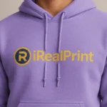 Detaliu hanorac bărbați violet cu logo iRealPrint auriu aplicat pe piept, material textil premium și contrast vizual elegant