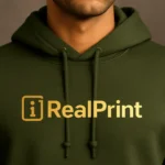 Detaliu personalizare logo auriu iRealPrint pe hanorac bărbați verde militar, material premium și contrast vizual puternic